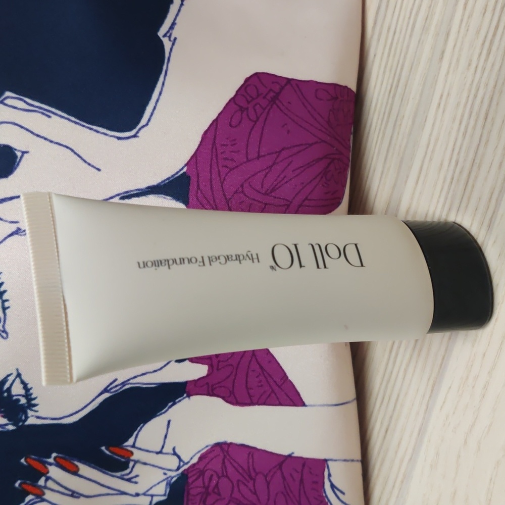 Doll 10 hydragel foundation Deep